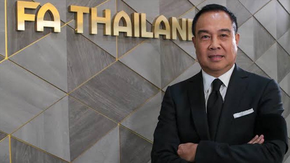 Người đứng đầu bóng đá Thái Lnn Somyot Poompunmuang khẳng định họ không thể liên lạc được với huấn luyện viên Akira Nishino. Ảnh: Thairath