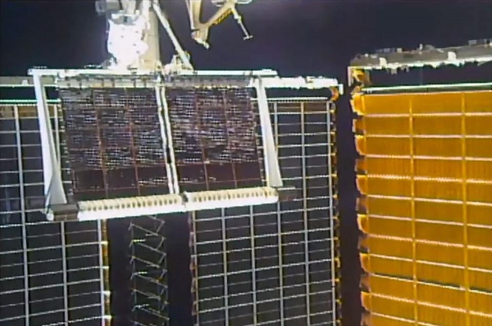 Lắp đặt tấm pin iROSA thứ hai trên ISS hôm 24.6. Ảnh: NASA