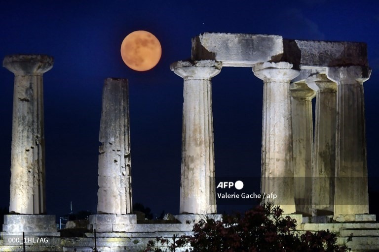 Siêu trăng tháng 6 hay còn gọi là trăng Dâu tây ở đền thờ Apollo, Hy Lạp. Ảnh: AFP