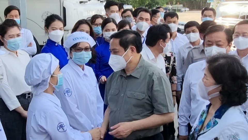 Thủ tướng Phạm Minh Chính thăm hỏi công nhân lao động. Ảnh: