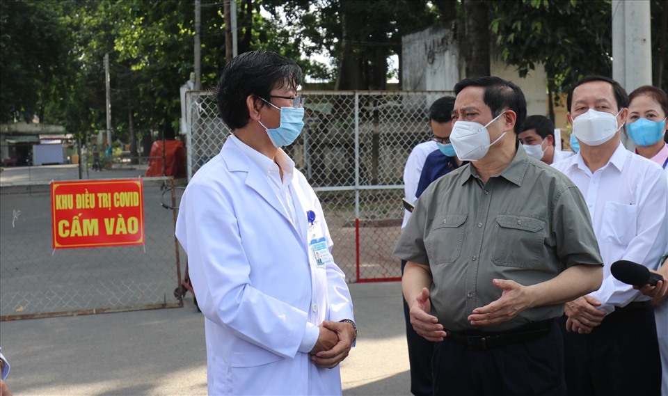 Thủ tướng Phạm Minh Chính chia sẻ và căn dặn các bác sĩ tại Bệnh viện Đa khoa tỉnh Bình Dương. Ảnh: Mai Xuân