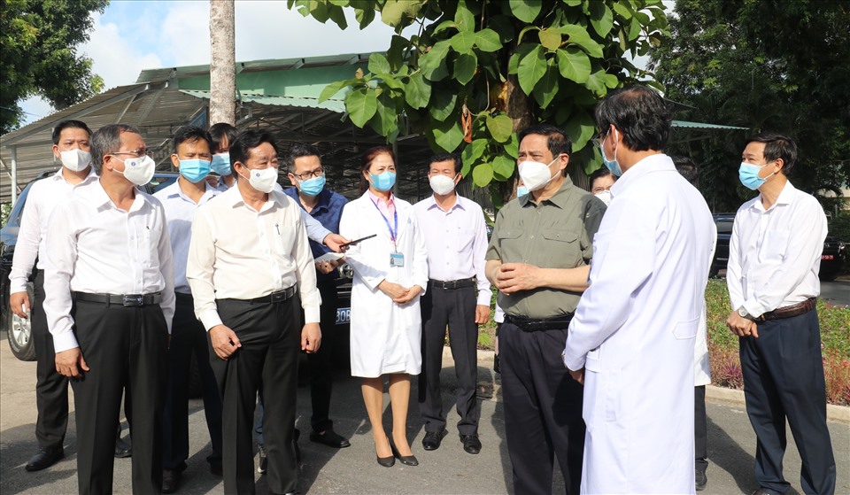 Đoàn công tác của Thủ tướng kiểm tra việc điều trị bệnh nhân COVID-19 tại Bệnh viện Đa kho tỉnh Bình Dương. Ảnh: Mai Xuân
