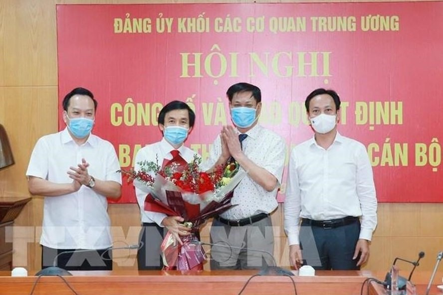 Lãnh đạo Đảng ủy Khối các cơ quan Trung ương chúc mừng ông Nguyễn Quang Trường. Ảnh: TTXVN