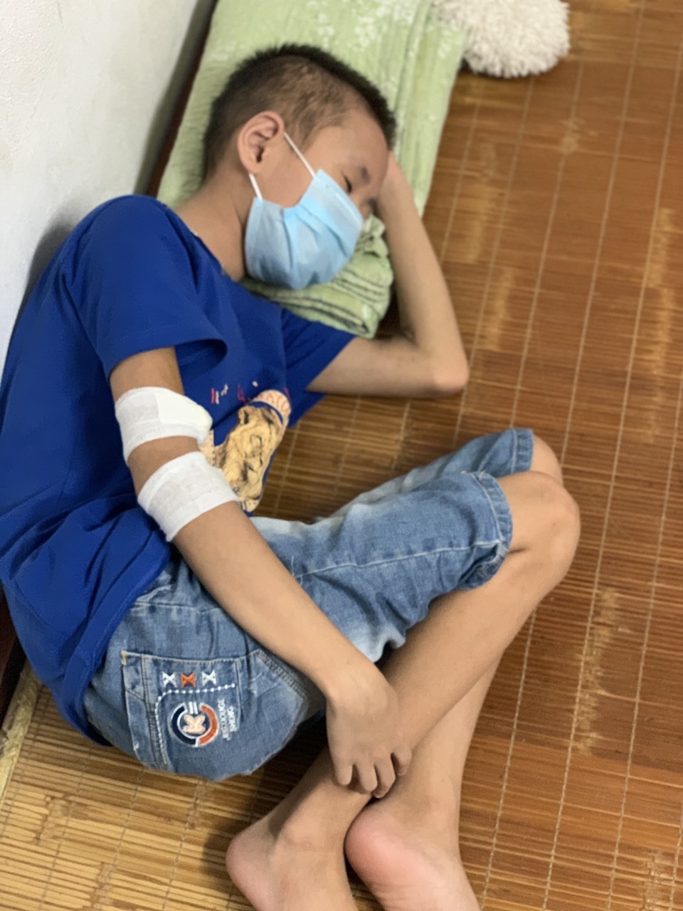 6 năm đi bệnh viện cấp cứu khiến tính mạng của Quang Bình mỏng manh như ngọn đèn trước gió.