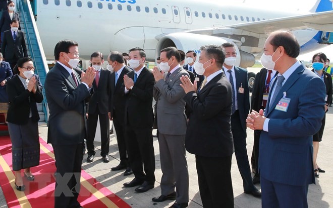 Lãnh đạo Văn phòng Trung ương Đảng, Ban Đối ngoại Trung ương đón Tổng Bí thư, Chủ tịch nước Lào Thongloun Sisoulith và Phu nhân tại sân bay quốc tế Nội Bài. Ảnh: TTXVN