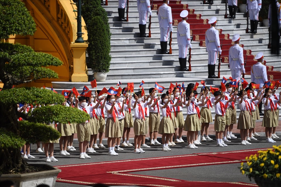 thiếu nhi thủ đô Hà Nội tại lễ đón. Tổng Bí thư, Chủ tịch nước Lào Thougloun Sisoulith