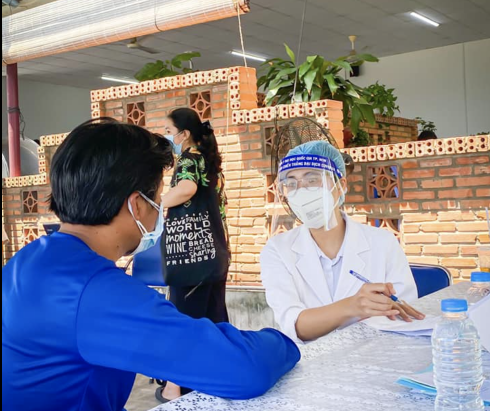 BS.Nguyễn Thị Yến, giảng viên Khoa Y thực hiện khám sàng lọc cho người dân trước khi tiêm. Ảnh: Phương Thanh