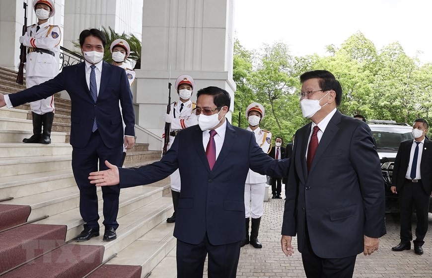Thủ tướng Phạm Minh Chính đón Tổng Bí thư, Chủ tịch nước Lào Thongloun Sisoulith. Ảnh: TTXVN
