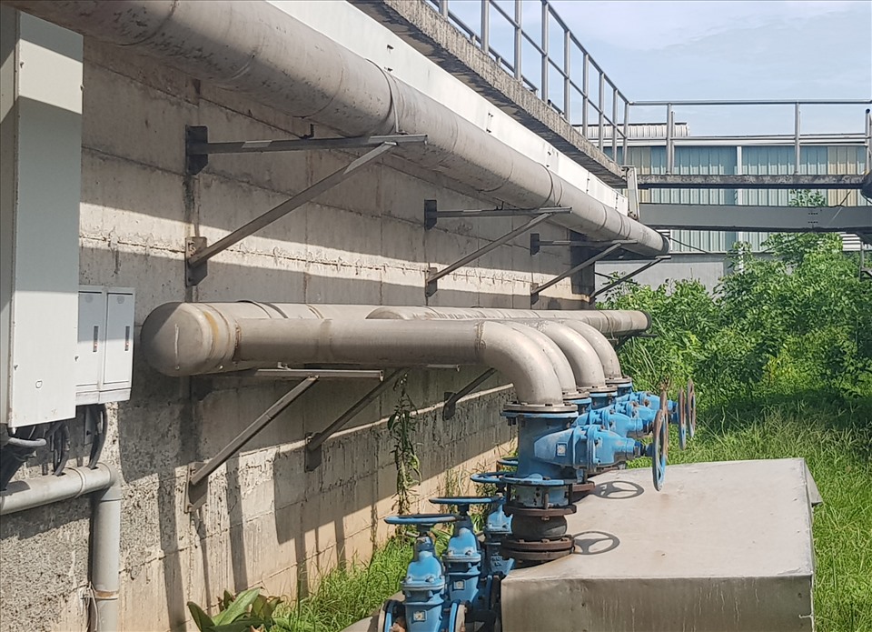 Hiện mới chỉ có hơn 20 công ty, doanh nghiệp trong KCN Khánh Phú thực hiện đấu nối đường ống dẫn nước thải về nhà máy xử lý. Ảnh: NT