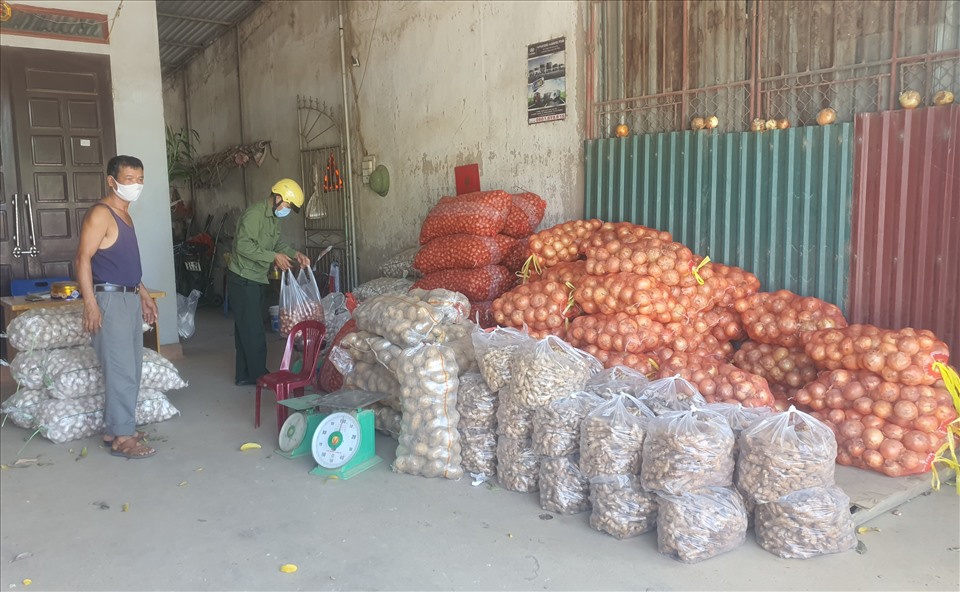 Gian bày bán hàng củ, quả khô của hộ ông Nguyễn Văn Toán (thôn An Phú 1, xã Quỳnh Hải). Ảnh: T.D