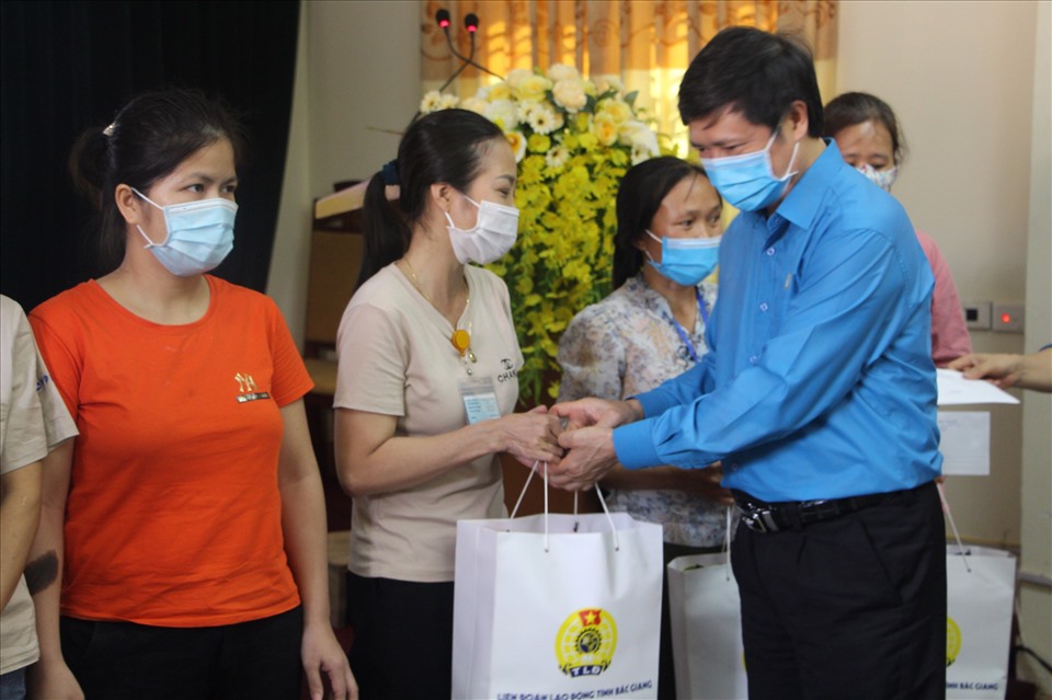 Ông Nguyễn Văn Cảnh, Chủ tịch LĐLĐ tỉnh Bắc Giang trao phần quà cho các lao động nữ. Ảnh: Nguyễn Huyền
