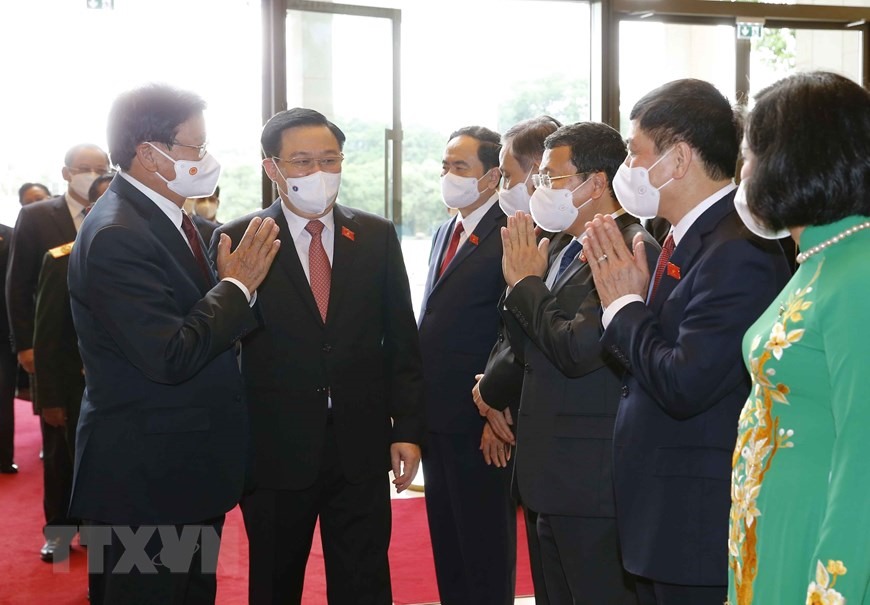 Chủ tịch Quốc hội Vương Đình Huệ đón Tổng Bí thư, Chủ tịch nước Lào Thongloun Sisoulith. Ảnh: TTXVN
