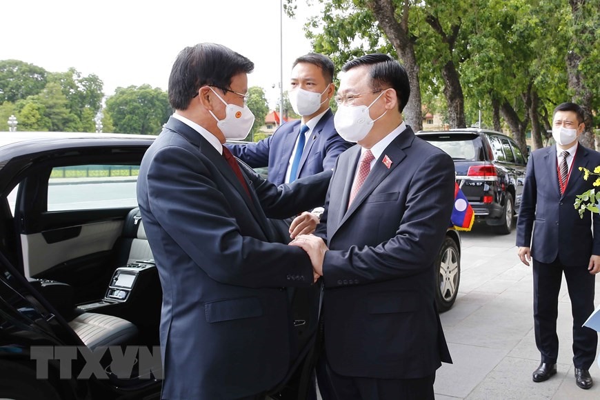 Chủ tịch Quốc hội Vương Đình Huệ đón Tổng Bí thư, Chủ tịch nước Lào Thongloun Sisoulith. Ảnh: TTXVN