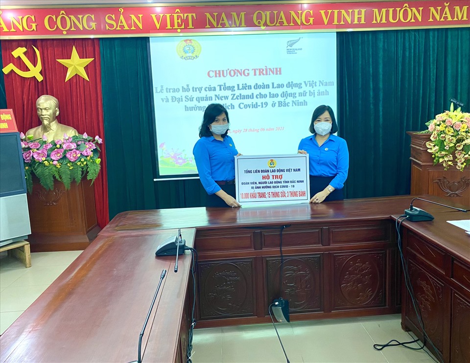 Bà Thái Quỳnh Mai Dung trao hỗ trợ của Tổng LĐLĐVN tới LĐLĐ tỉnh Bắc Ninh. Ảnh: B.Đ.N