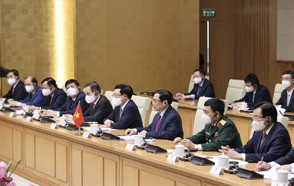 Thủ tướng Phạm Minh Chính bày tỏ cảm kích Đảng, Nhà nước và nhân dân Lào đã trao tặng 300 nghìn USD để hỗ trợ Việt Nam phòng chống dịch. Ảnh: Bộ Ngoại giao