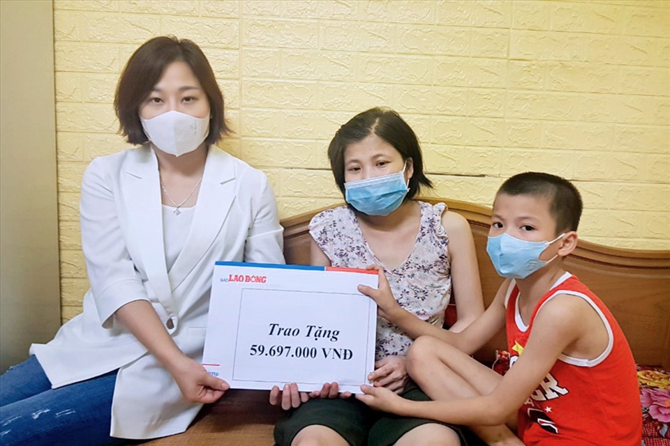 PV Báo Lao Động thay mặt các nhà hảo tâm trao số tiền hỗ trợ đến chị Đỗ Thị Hà.