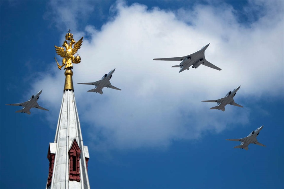 Tupolev Tu-160 và Tu-22M3 trình diễn trên bầu trời Quảng trường Đỏ ngày 24.6.2020 nhân kỷ niệm 75 năm chiến thắng phát xít Đức. Ảnh: AFP