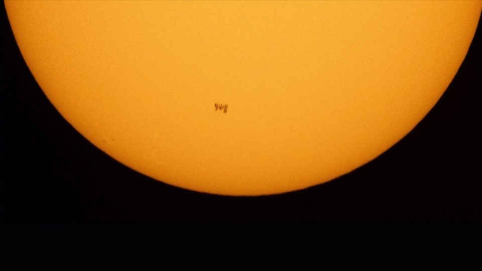 Trạm Vũ trụ Quốc tế băng qua Mặt trời hôm 25.6. Ảnh: NASA