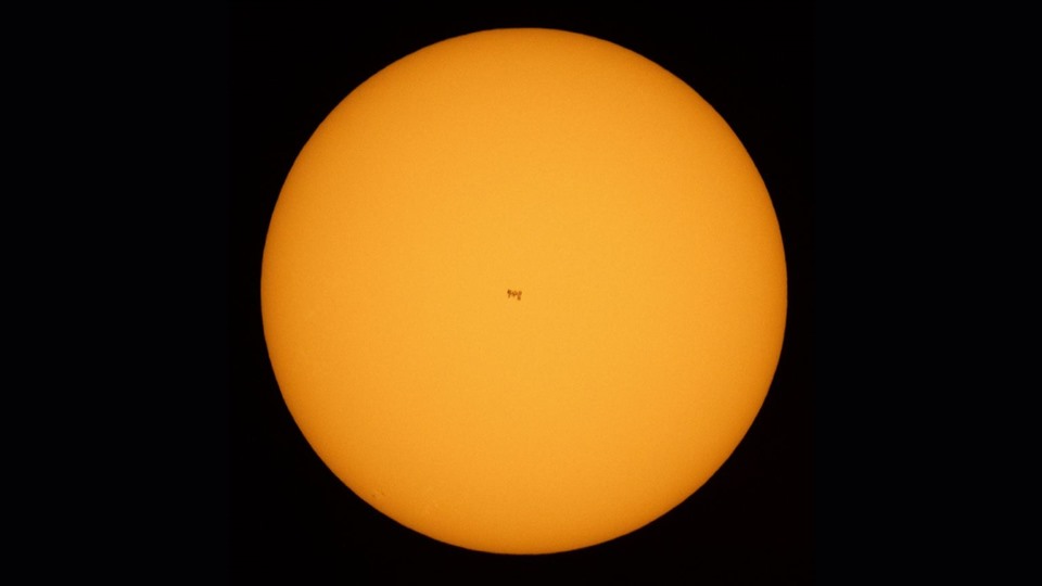 Trạm Vũ trụ Quốc tế băng qua Mặt trời hôm 25.6. Ảnh: NASA