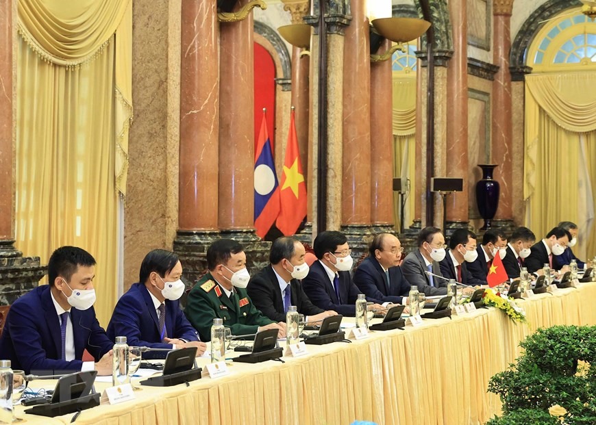 Chủ tịch nước Nguyễn Xuân Phúc hội kiến Tổng Bí thư, Chủ tịch nước Lào Thongloun Sisoulith. Ảnh: TTXVN