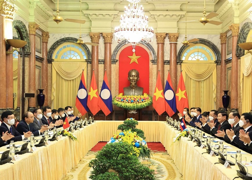 Chủ tịch nước Nguyễn Xuân Phúc hội kiến Tổng Bí thư, Chủ tịch nước Lào Thongloun Sisoulith. Ảnh: TTXVN