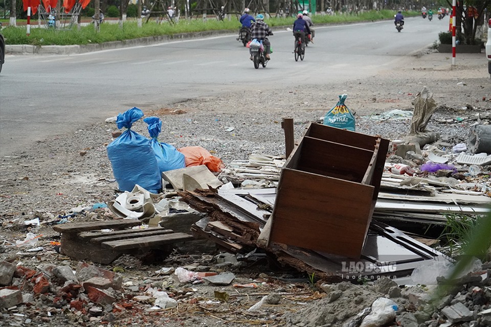 Lãnh đạo UBND phường Hoàng Văn Thụ (quận Hoàng Mai) cho biết, phường vẫn thường xuyên ra quân dọn dẹp, tổng vệ sinh tại khu vực này. Tuy nhiên, do vẫn còn hiện tượng người dân ở khu vực khác tới đổ trộm rác thải vào ban đêm, gây khó khăn cho lực lượng chức năng trong quá trình xử lý. Thời gian tới, lực lượng chức năng sẽ tăng cường tuyên truyền, nhắc nhở người dân đổ rác đúng giờ, đúng quy định, tăng cường tuần tra, xử lý nghiêm đối với những đơn vị, cá nhân vi phạm