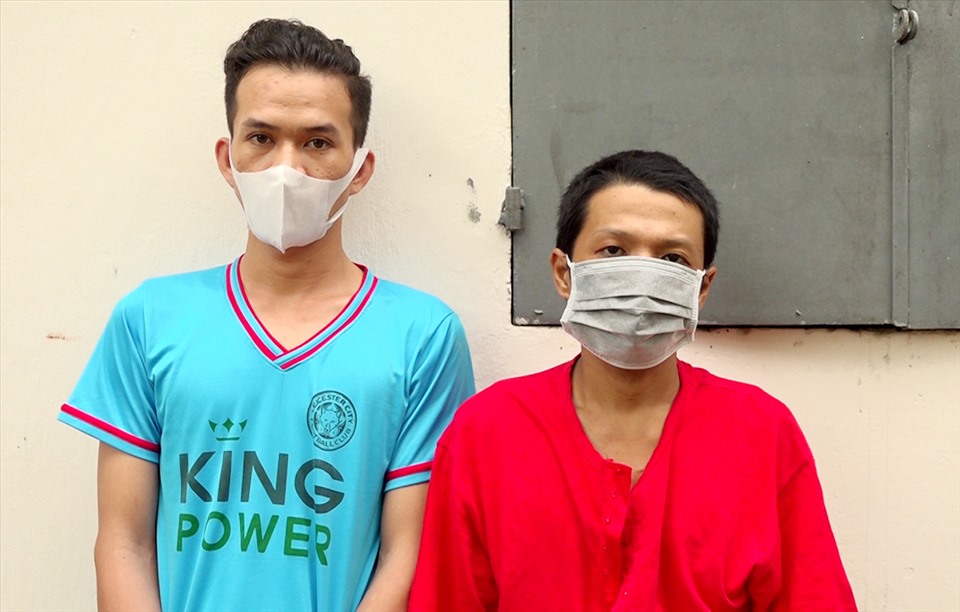 Hai thanh niên chém thành viên chốt phòng, chống dịch sau khi bị bắt. Ảnh: VT