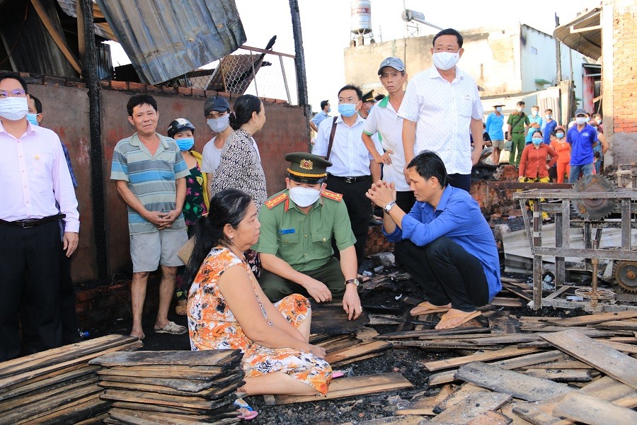 Giám đốc Công an tỉnh An Giang đã trực tiếp đến tận hiện trường ân cần thăm hỏi từng gia đình bị hỏa hoạn. Ảnh: MP