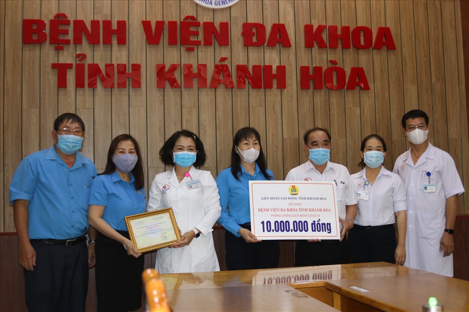 Lãnh đạo LĐLĐ Khánh Hòa trao quà động viên Bệnh viện Đa khoa tỉnh Khánh Hòa vì những đóng của đội ngũ người lao động góp phần phòng chống dịch COVID-19. Ảnh: Phương Linh