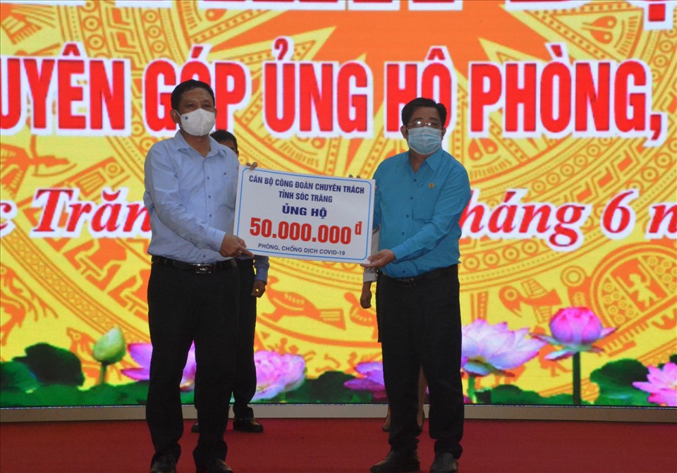 Chủ tịch LĐLĐ tỉnh Sóc Trăng Nguyễn Thanh Sơn trao bảng tượng trưng ủng hộ công tác phòng, chống dịch COVID-19 của tỉnh. Ảnh: Anh Khoa