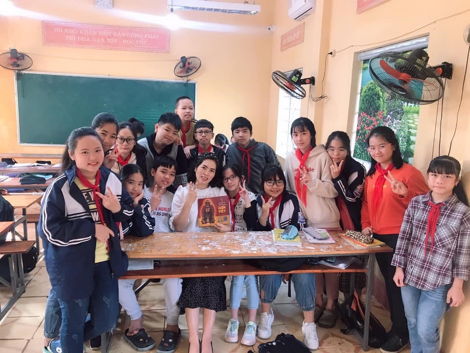 Thân thiết và gần gũi qua các giờ giảng dạy đầy tâm huyết, cô Hương luôn được các thế hệ học trò yêu mến. (ảnh chụp trước 27/4/2021)