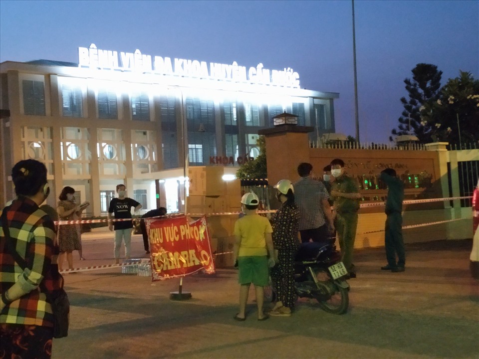 Bệnh viện Đa khoa huyện Cần Đước bị phong tỏa từ đêm 29.5. Ảnh: K.Q