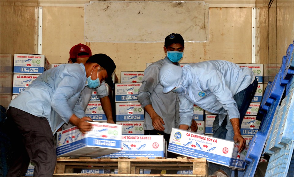 Được sự ủy quyền của 11 LĐLĐ tỉnh trong khu vực, LĐLĐ tỉnh Kiên Giang đặt mua cá đóng hộp của Nhà máy Thực phẩm đóng hộp Kiên Giang với giá ưu đãi đặc biệt. Ảnh: LT