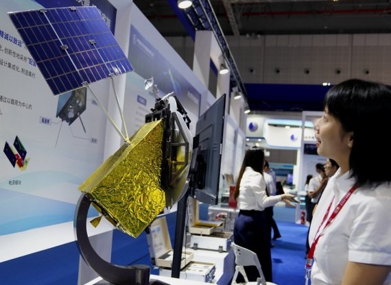 Khách tham quan xem mô hình vệ tinh Fengyun-4 trong hội chợ ở Thượng Hải năm 2019. Ảnh: Tân Hoa Xã