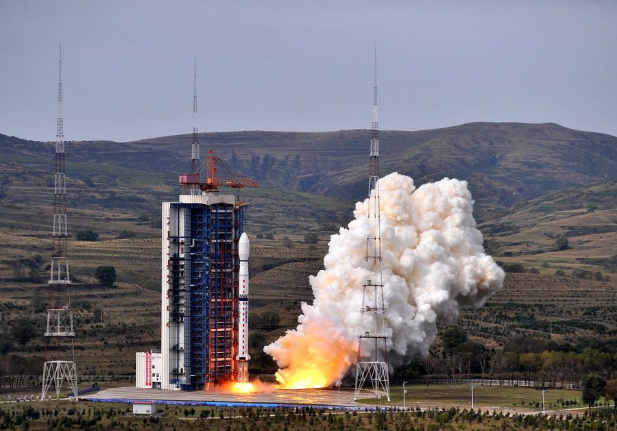 Tên lửa Trường Chinh 4C của Trung Quốc mang theo vệ tinh Fengyun-3 phóng đi từ trung tâm phóng vệ tinh ở tỉnh Sơn Tây phía bắc Trung Quốc. Ảnh: Tân Hoa Xã