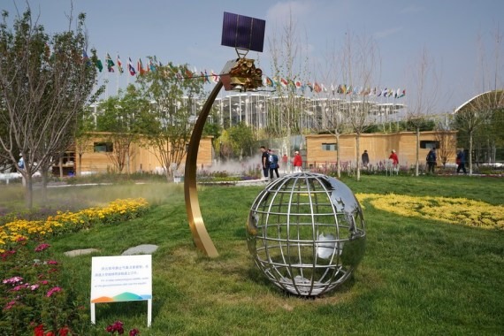 Mô hình vệ tinh khí tượng tĩnh  Fengyun-4 tại vườn Tổ chức Khí tượng Thế giới (WMO) trong sự kiện triển lãm Làm vườn Quốc tế Bắc Kinh tại Bắc Kinh, thủ đô Trung Quốc. Ảnh: Tân Hoa Xã