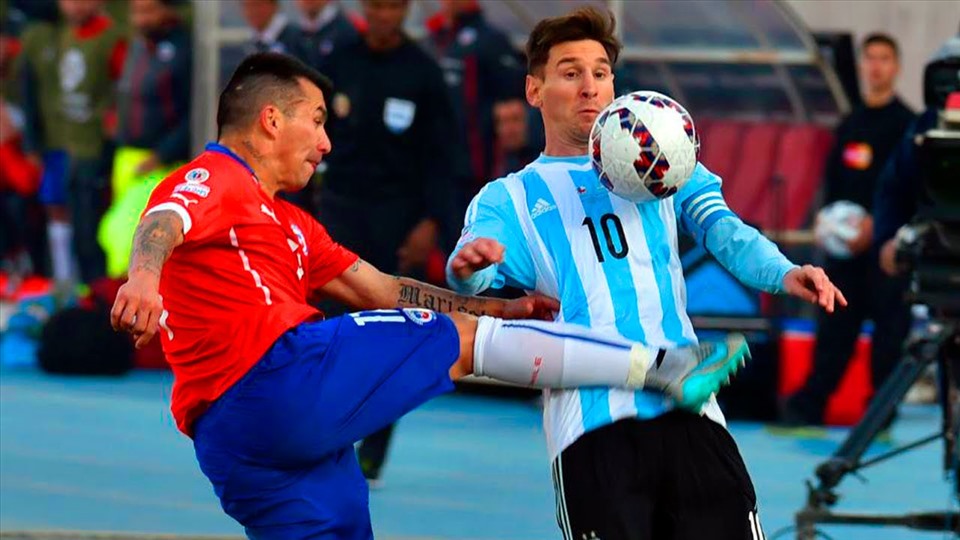 Argentina và Lionel Messi có thể gây sức ép lên Brazil nếu thắng Chile. Ảnh: AFP