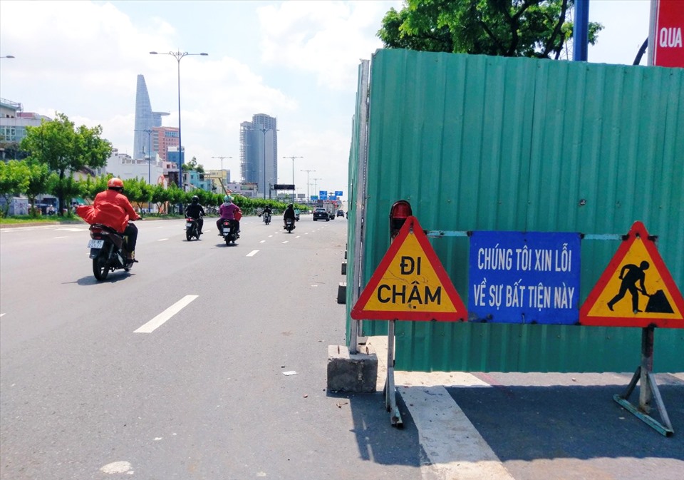 Một phần đường Võ Văn Kiệt bị rào chắn để thi công dự án.  Ảnh: Minh Quân