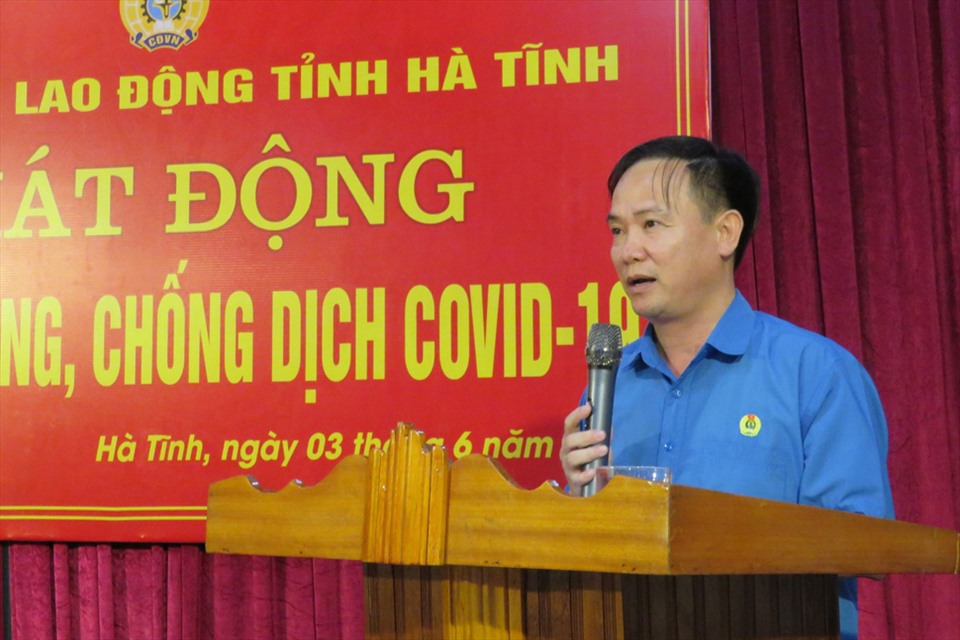 Phó Chủ tịch LĐLĐ Hà Tĩnh Ngộ Đình Vân phát động ủng hộ phòng chống COVID-19. Ảnh: Mai Anh.