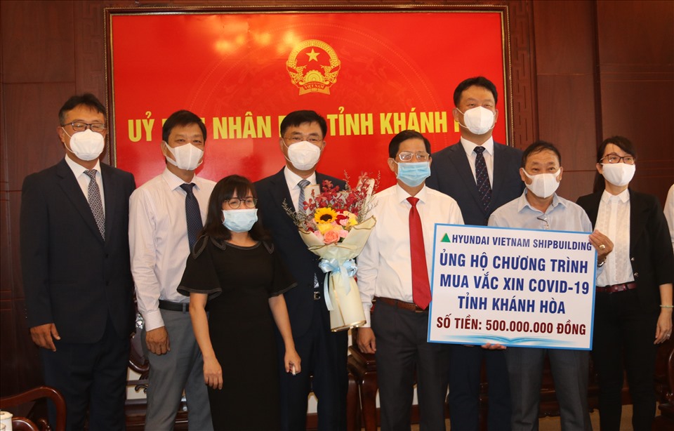 Lãnh đạo Công ty TNHH Đóng tàu Hyundai - Việt Nam ủng hộ kinh phí cùng tỉnh Khánh Hòa mua vaccine tiêm miễn phí cho người dân. Ảnh: Phương Linh