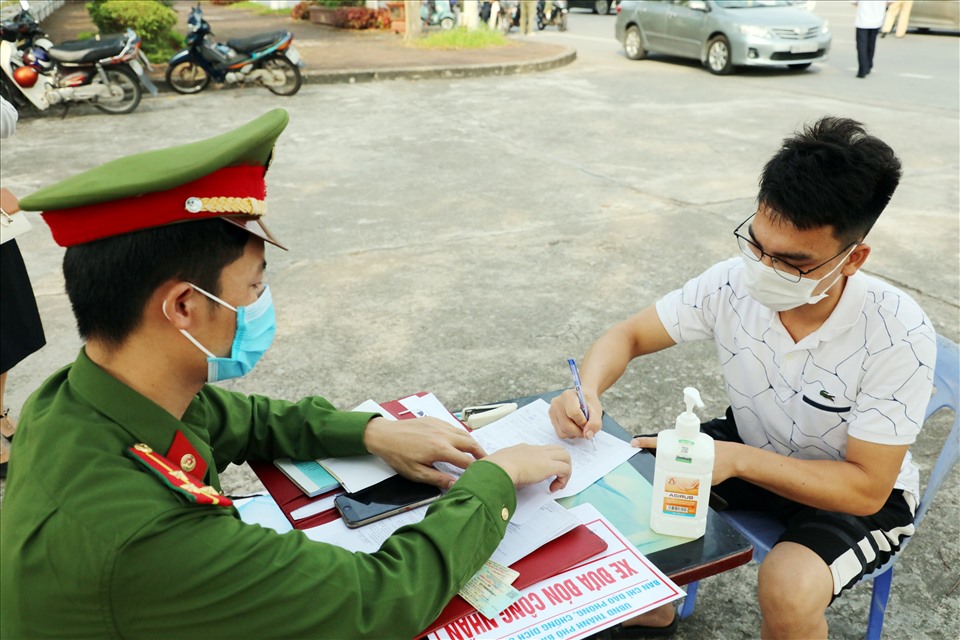 Lực lượng chức năng tiến hành lập biên bản xử phạt các trường hợp vi phạm. Ảnh: PV.