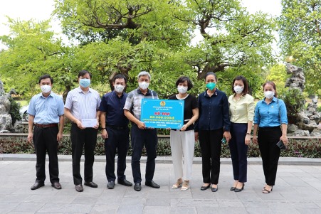 Khối thi đua số 9 thuộc Công đoàn Y tế Việt Nam trao ủng hộ cho Bộ phận thường trực đặc biệt của Bộ Y tế và đội ngũ cán bộ y tế tăng cường tại Bắc Giang. Ảnh: Tiến Đạt