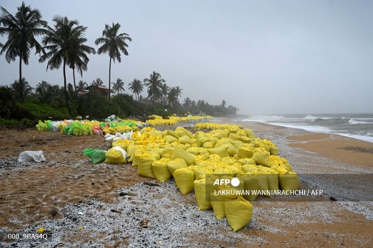 Những bao tải dạt vào bờ biển từ con tàu. Ảnh: AFP