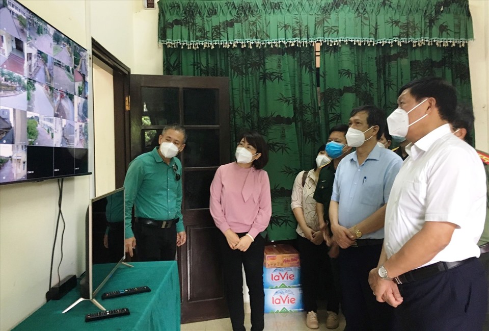 Thứ trưởng Bộ Y tế Đỗ Xuân Tuyên kiểm tra hệ thống camera giám sát tại khu cách ly tập trung thuộc Trung đoàn 833 (khu Đại Phúc, TP Bắc Ninh). Ảnh: Bộ Y tế