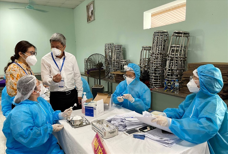 Thứ trưởng Bộ Y tế Nguyễn Trường Sơn kiểm tra công tác tiêm vaccine cho công nhân tại huyện Tân Yên, tỉnh Bắc Giang. Ảnh: Bộ Y tế