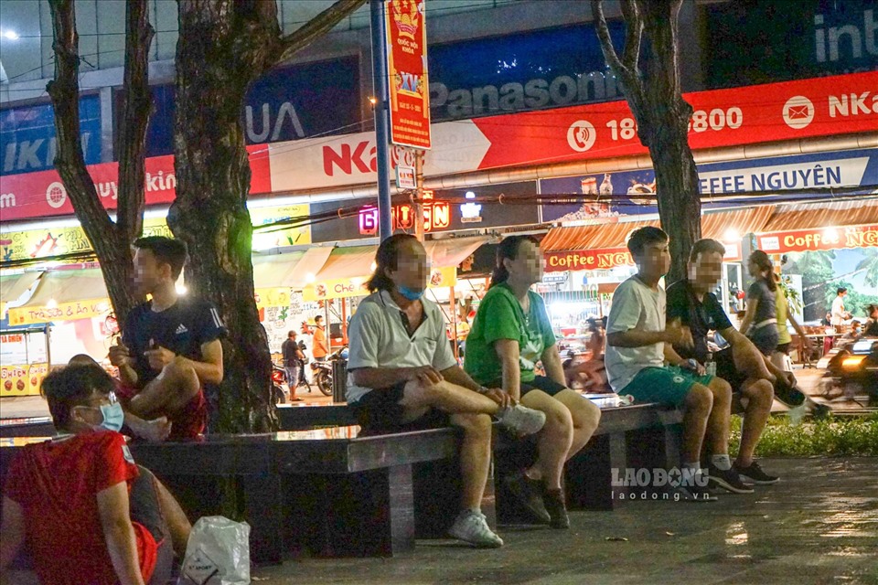 Theo ghi nhận của PV Báo Lao Động, tối các ngày 2.6 và 3.6, tại một số nơi công cộng thuộc địa bàn TP Cần Thơ như: công viên Lưu Hữu Phước, công viên Hùng Vương,... vẫn tập trung rất nhiều người dân đến để đi dạo, tập thể dục.