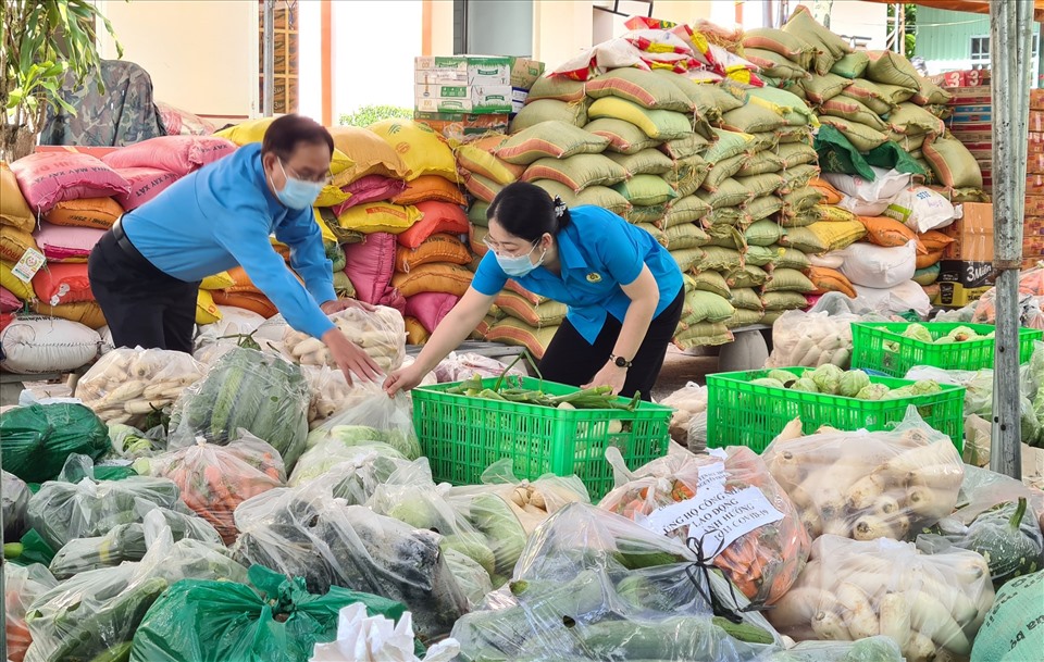 Liên đoàn Lao động Bình Dương tiếp nhận nguồn lực xã hội để hỗ trợ người lao động khó khăn. Ảnh: Hoang Trung