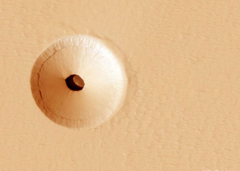 Hình ảnh tàu quỹ đạo do thám sao Hỏa (MRO) của NASA chụp năm 2011 cho thấy một lỗ trên sườn núi lửa Pavonis Mons. Ảnh: NASA