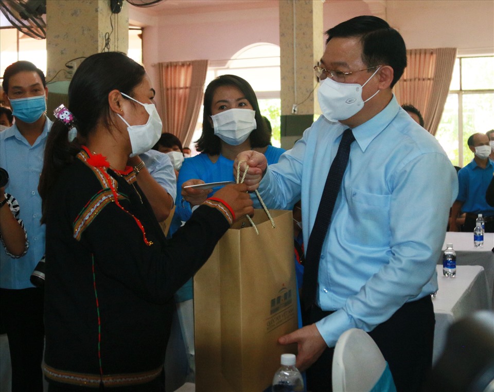 Chủ tịch Quốc hội Vương Đình Huệ tặng quà cho công nhân lao động ở Đắk Lắk. Ảnh: B.T