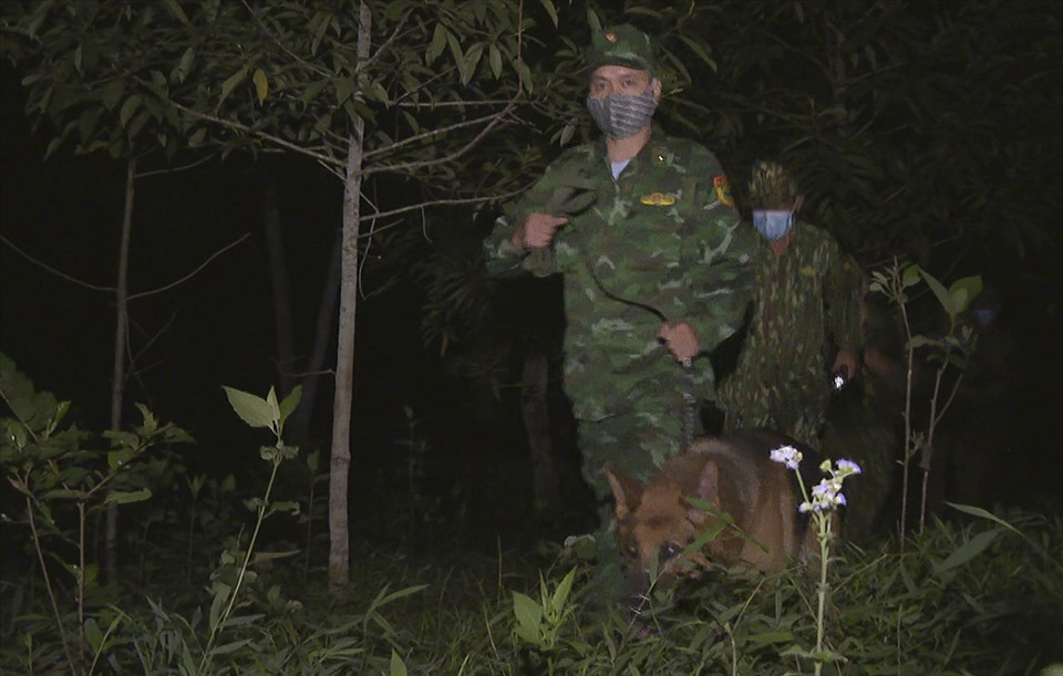 Lực lượng đánh án ma túy di chuyển đội hình trong đêm trên khu vực biên giới
